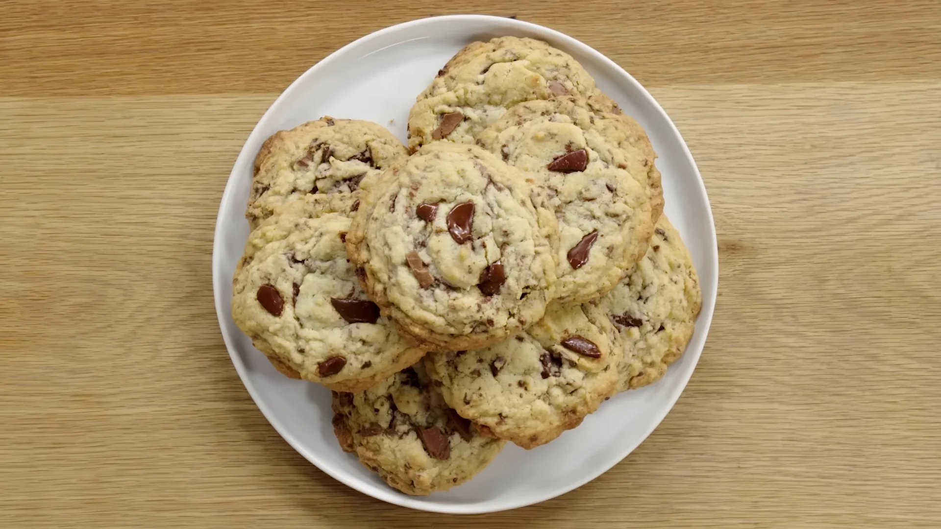 Bakery Style Chocolate Chip Cookies-Chewy & Delicious